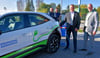 Bei der Einweihung der E-Lade-Säulen auf dem Parkplatz in Drei Annen Hohne betanken Steffen Meinecke, Ronald Fiebelkorn,       Markus Mende und Thomas Schult (von rechts) ein Elektrofahrzeug der Stadtwerke Wernigerode. 