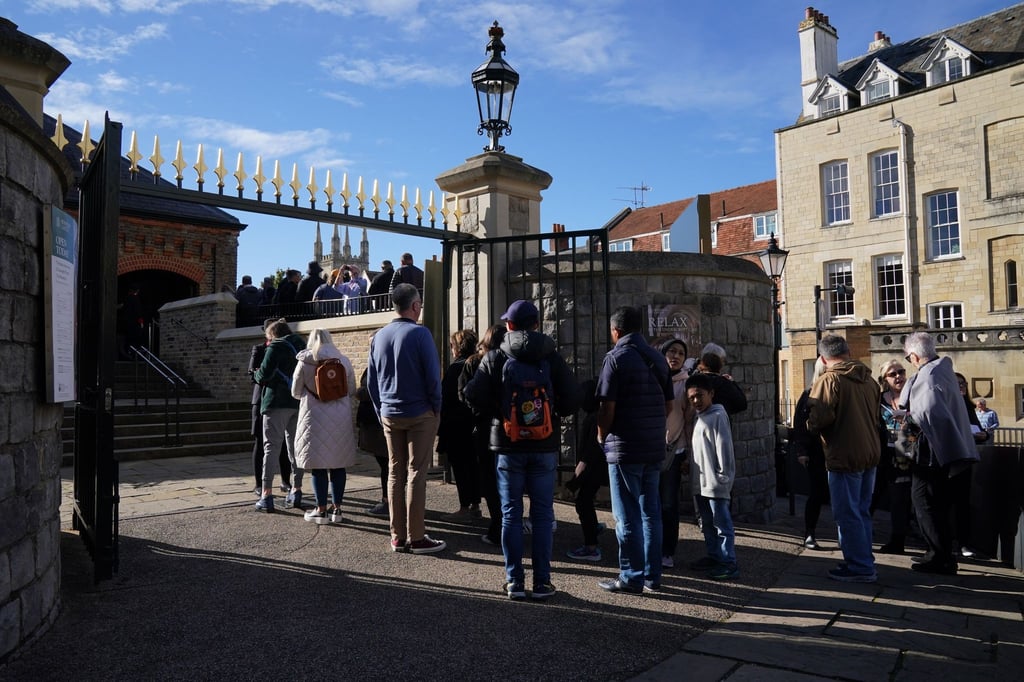 Menschen stehen Schlange, als Windsor Castle und die St. George's Chapel zum ersten Mal seit dem Tod von Königin Elisabeth II. wieder für die Öffentlichkeit geöffnet werden.