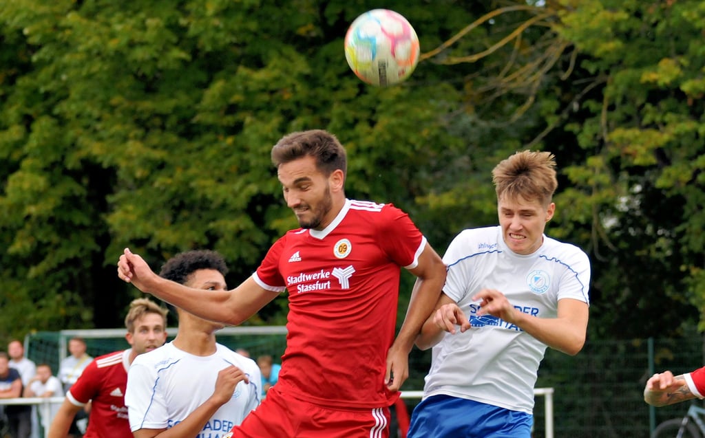 Nick Pumptow (links) und die Landesliga-Fußballer des SV 09 Staßfurt wollen an ihre Leistung aus dem Pokalspiel anknüpfen und mit Eintracht Elster die nächste Hürde überspringen.