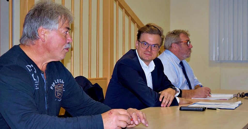 Der Weferlinger Ortsbürgermeister Dirk Kuthe begrüßte Staatssekretär Sven Haller und den Bürgermeister der Einheitsgemeinde Hans-Werner Kraul (von links) zu einem Informationsgespräch.