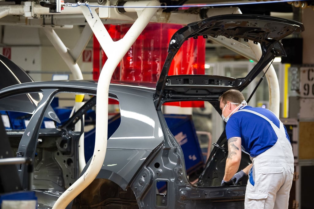 Der VW-Haustarif wird für die Stammbelegschaft der sechs westdeutschen VW-Standorte in Braunschweig, Emden, Hannover, Kassel, Salzgitter und Wolfsburg sowie einigen Töchtern verhandelt.