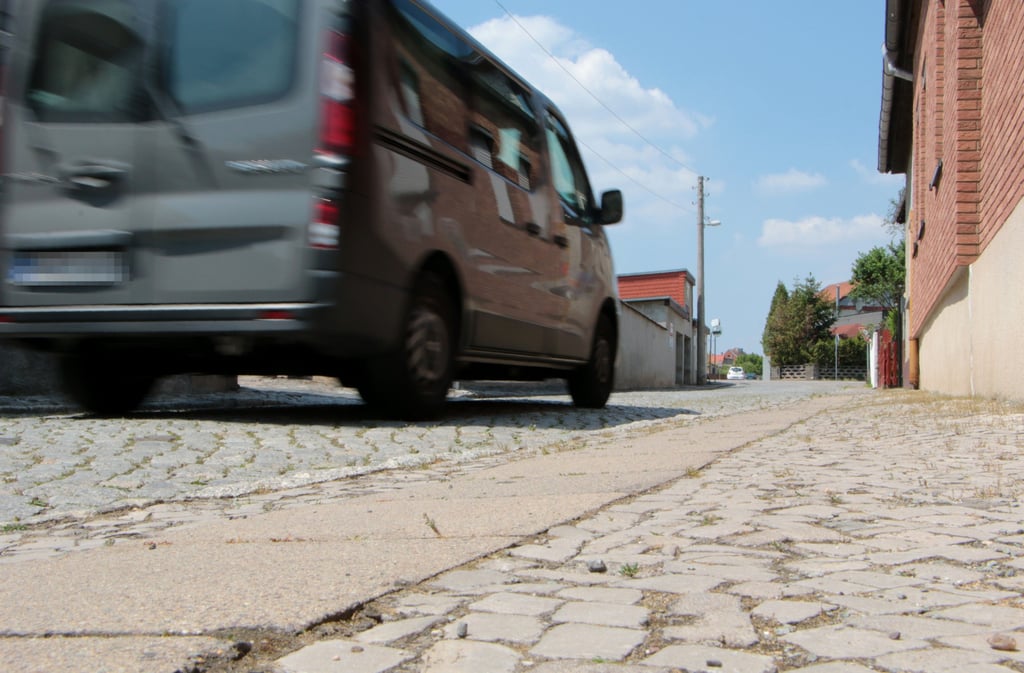 Die Große Straße in Althaldensleben sorgte schon früher auf Grund ihres Zustandes für Diskussionen. Nun soll sie demnächst ausgebaut werden, genau wie dreizehn andere Straßen in Althaldensleben.