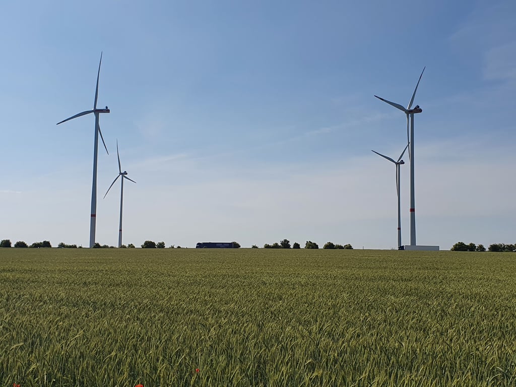 Blick auf den "Winpark Lützen" von Lützen aus. Aktuell stehen noch vier Windräder, ein fünftes soll noch dieses Jahr kommen. Der Stadtrat hat sich nun auf einen Bebauungsplan geeinigt - und will damit Vorgaben der Bundespolitik zuvor kommen.