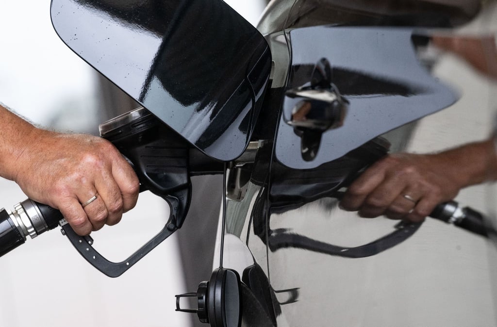 Benzin und Diesel sind billiger geworden, aber insgesamt seien die Spritpreise aber weiter deutlich zu hoch, heißt es beim ADAC.