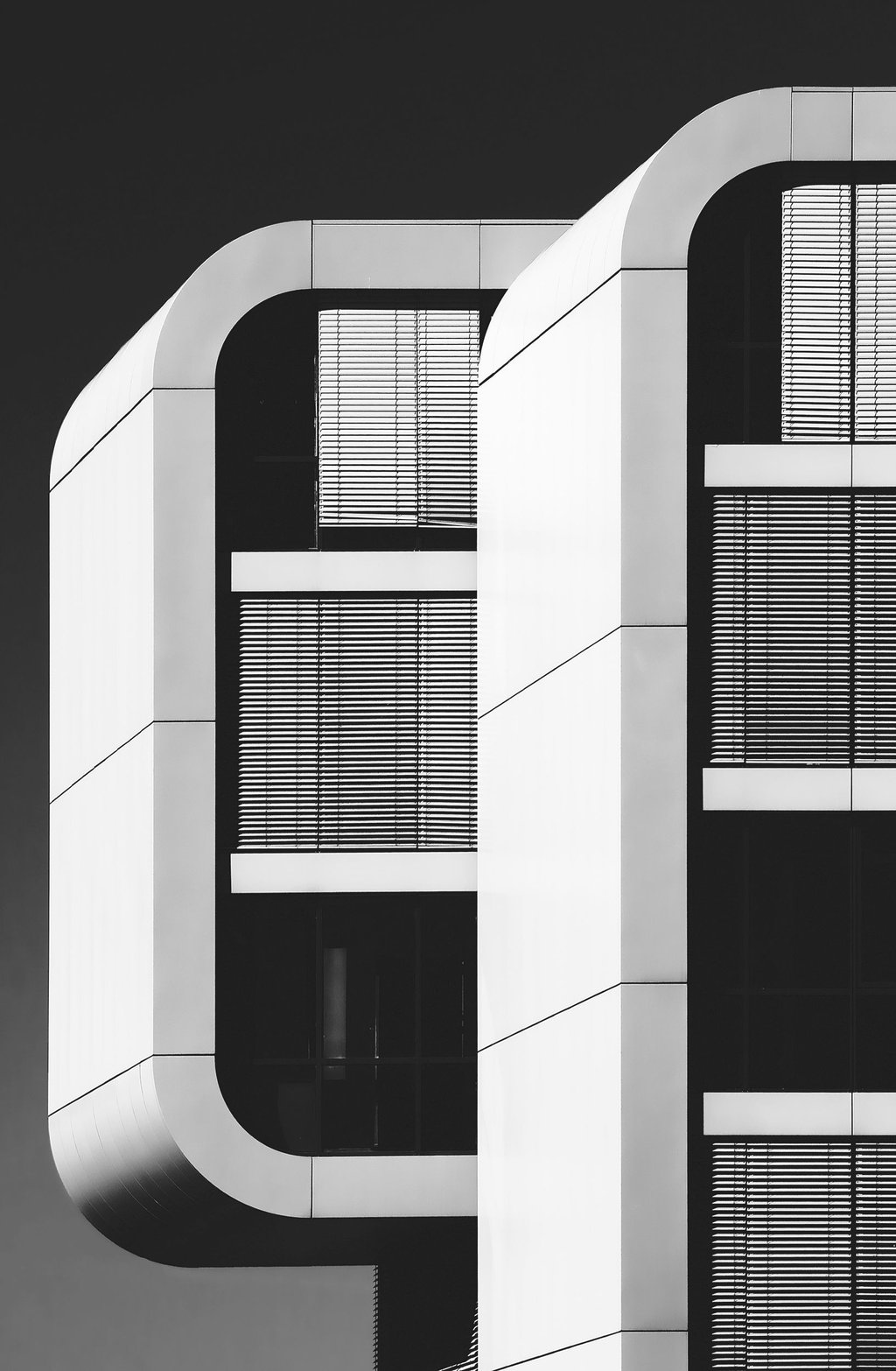 Diese Fotografie zeigt ein Bürogebäude am Rheinufer von Köln und stand auf der Short-List für den Sony World Photography Award 2021.