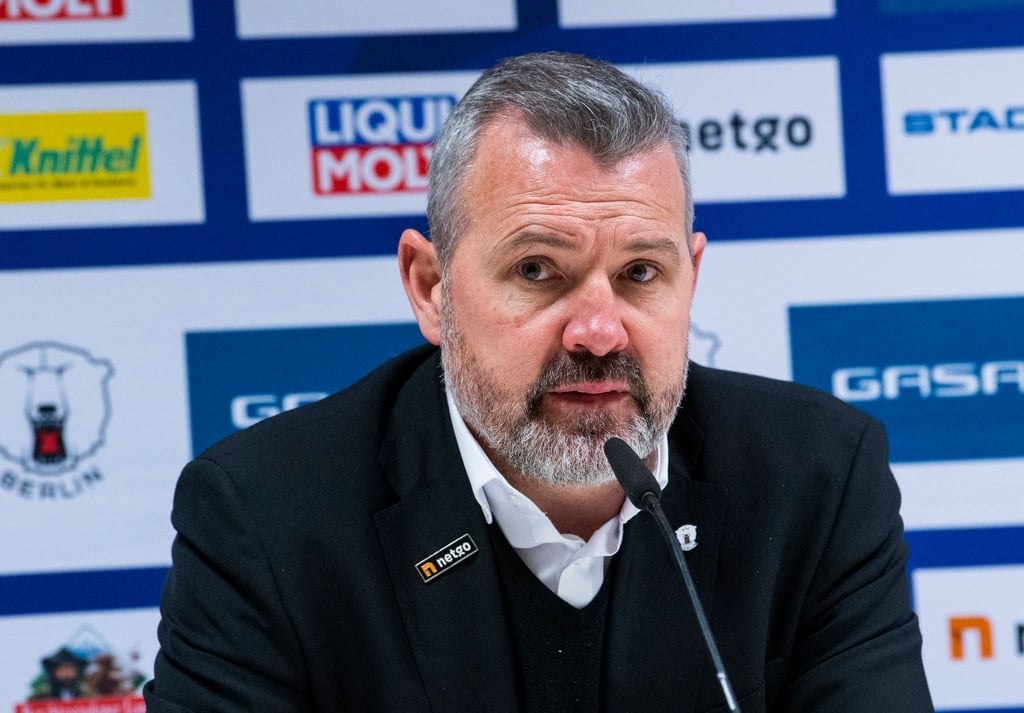 Berlins Trainer Serge Aubin spricht.