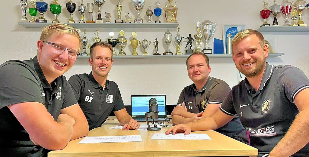 Die vier Stimmen des Steilpass-Börde-Podcasts von links: Arne Jacobs, Florian Klamke, Philipp Nauthe und Danny Kaschlaw.