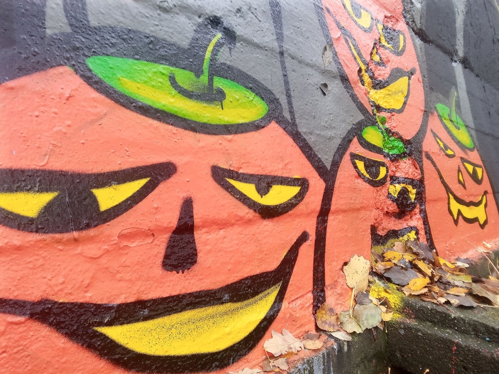 Kürbisse – hier als Graffito an einer Wand – sind ein Zeichen für Herbst und Erntezeit.