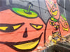Kürbisse – hier als Graffito an einer Wand – sind ein Zeichen für Herbst und Erntezeit. 