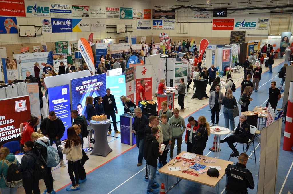1100 Schüler aus dem Salzlandkreis waren beim Studien- und Berufsorientierungstag eingeladen, um sich in der Staßfurter Salzlandsporthalle an 53 Ständen von Firmen und Hochschulen zu informieren.