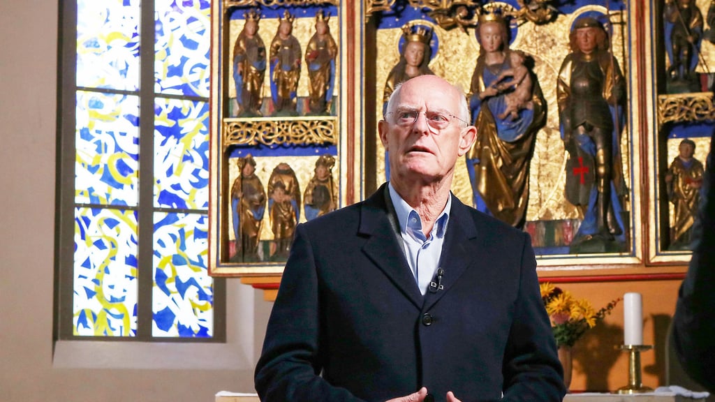 Tony Cragg in der Kirche Großbadegast: Mit seinen Fensterentwürfen hat er die Farbwelt blau-gelb aufgegriffen und ist zufrieden mit dem Resultat.
