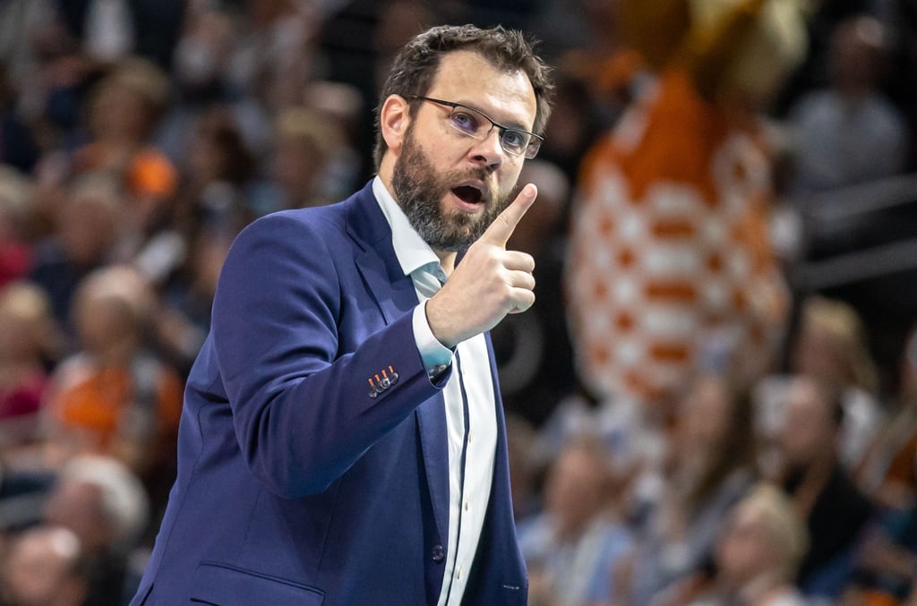 Cedric Enard, Trainer der Berlin Volleys, streckt einen Zeigefinger nach oben.