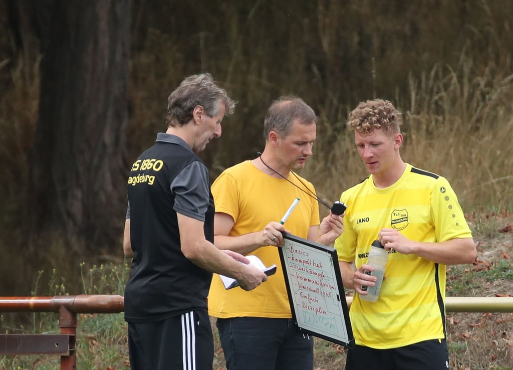Wollen sich in vielen Bereichen verbessern: TuS-Co-Trainer Jürgen Schubert, Sebastian Baum und Spieler Niklas Heinemann (v. l.).