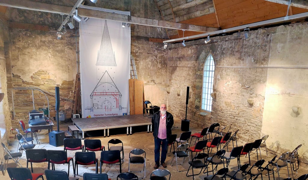 Bröckelnder Putz und schlechter Zustand des Fußbodens sind nur einige der fälligen Bauarbeiten in der Marienkirche, in der Siegbert Grießer steht. Zuletzt kam es hier 2017 zum Glockenguss, auch das Dach, die Fenster und die Lampen sind bereits neu.