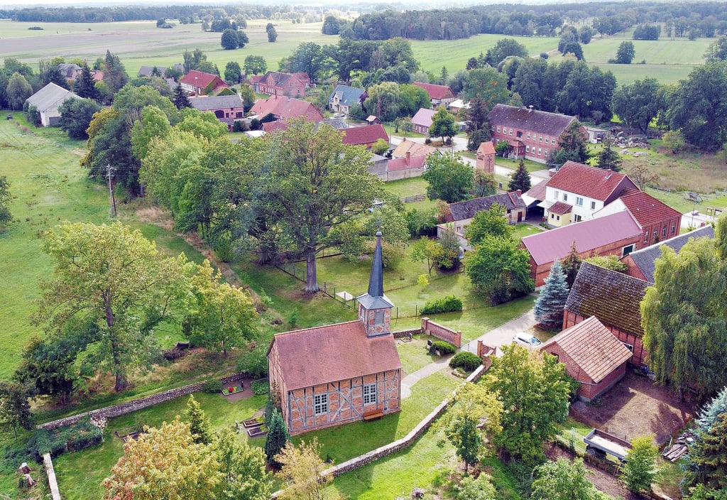 Nach dem Großbrand von 1824 wurde Rathsleben als Straßendorf neu errichtet. Die schon 1828 als Fachwerkbau fertiggestellte Notkirche steht seitdem nicht mehr im Zentrum des Dorfes, sondern an alter Stelle sozusagen nur noch in der zweiten Reihe.