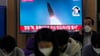 Ein Fernsehbildschirm zeigt ein Bild eines nordkoreanischen Raketenstarts in einer Nachrichtensendung im Bahnhof von Seoul.