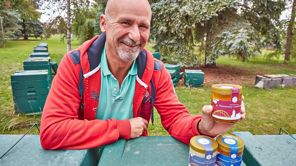 Heiko Wesche beherbergt 30 Bienenvölker in seinem Hausgarten und produziert sieben Sorten Honig.