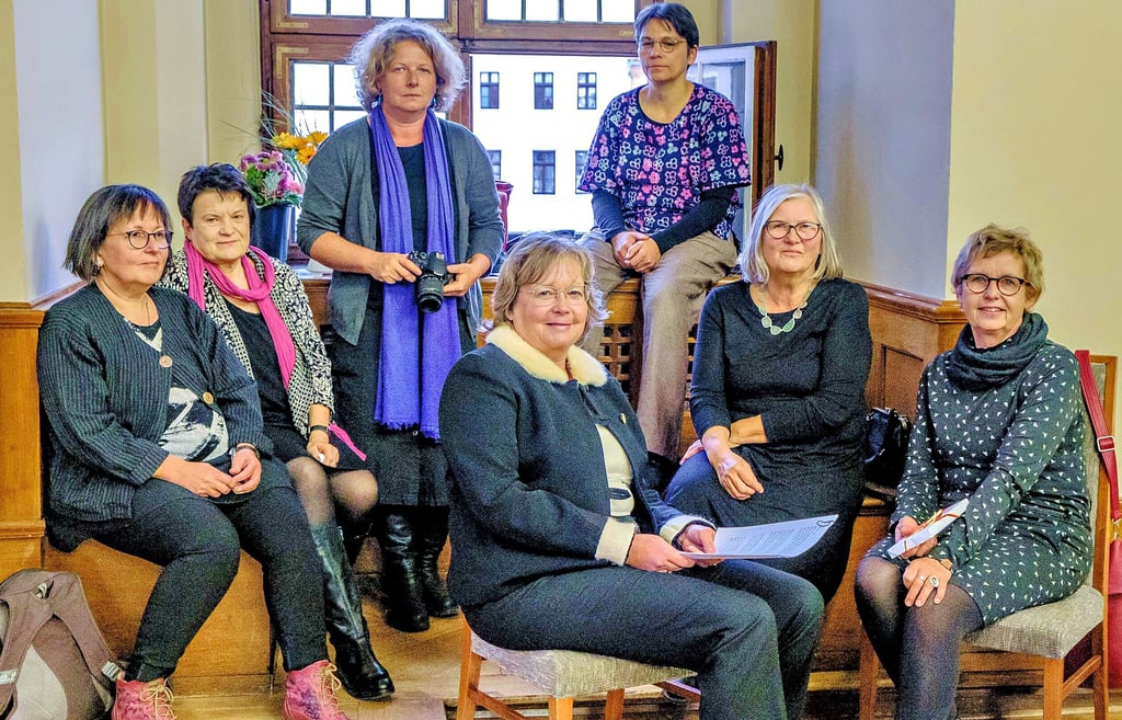Die Künstlerinnen der Gruppe Alba Blau, hier mit Monika Kaiser (Mitte), zur Vernissage der Schau „Berührte Zeit“ im Alten Rathaus.