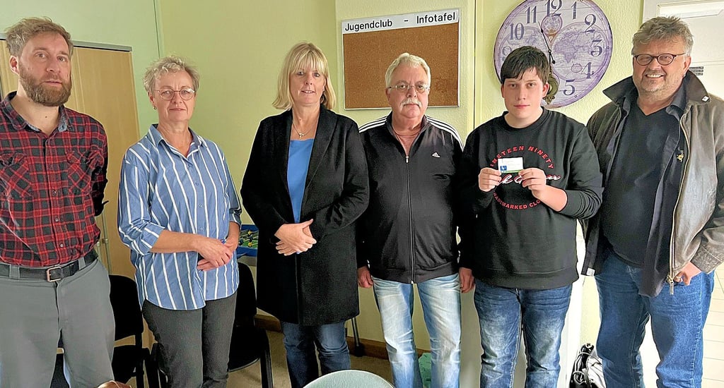 Mit Jannek Thurm (2. von rechts) hatte sich lediglich ein Jugendlicher aus Sandau zum Bürgermeistertreff im Jugendklub eingefunden.