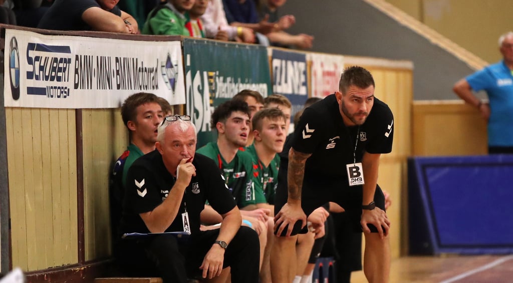 Erst aufmerksam beobachtet und dann mit dem Team gejubelt: Christoph Theuerkauf (r.) und Co-Trainer Frank Munter.