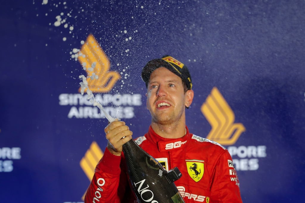 Ferrari-Pilot Sebastian Vettel lässt nach seinem Sieg 2019 in Singapur die Champagnerkorken knallen.