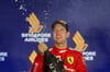 Ferrari-Pilot Sebastian Vettel lässt nach seinem Sieg 2019 in Singapur die Champagnerkorken knallen.