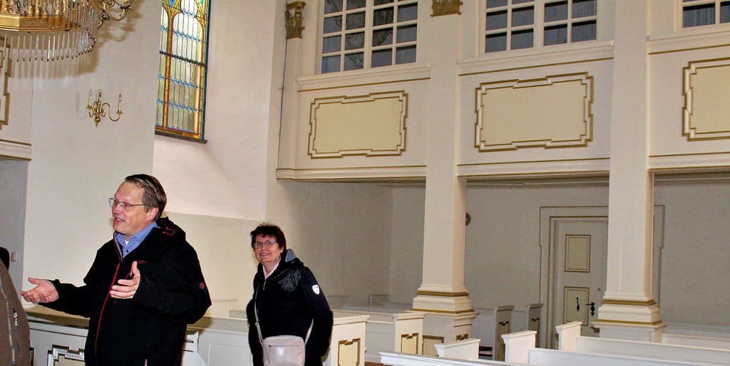 Ortsbürgermeister Andreas Daenecke lud im Anschluss an die offiziellen Grußworte zum Rohbaufest noch zu einem Bummel durch die Ambrosiuskirche ein. Das Gotteshaus stammt aus dem 12. Jahrhundert, wurde aber im 18. Jahrundert nochmal umgebaut.