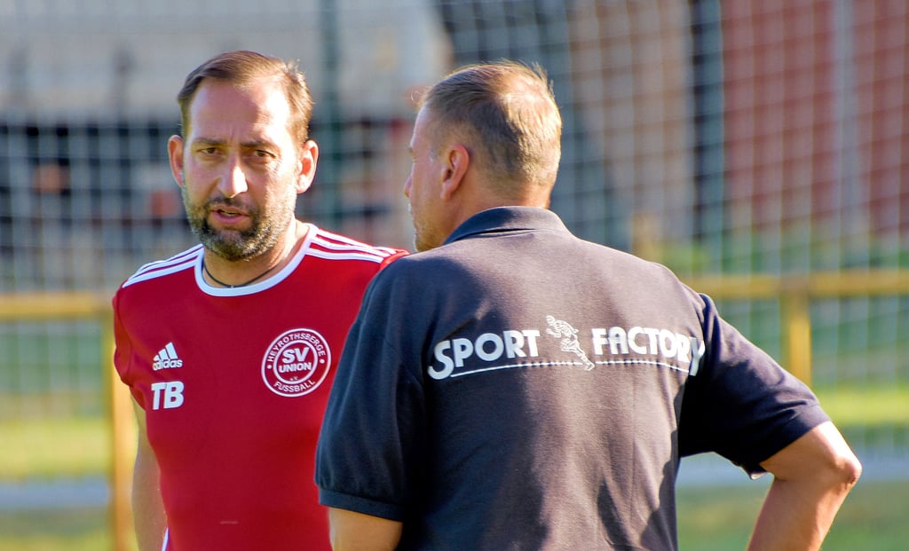 Nach nur fünf Pflichtspielen folgte das Ende der Zusammenarbeit von Tino Beyer (l.) und dem SV Union um Teammanager Olaf Milz.Michael Donau