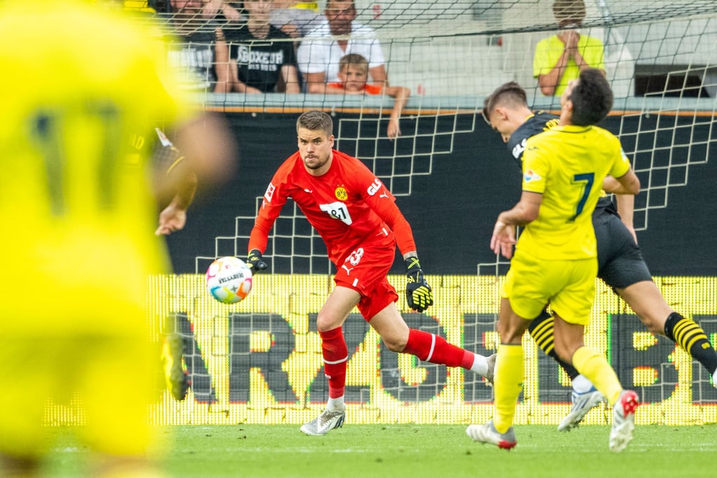 Dortmunds Torwart Alexander Meyer (l-r) klärt den Ball vor Villarreals Gerard Moreno und BVB-Verteidiger Nico Schlotterbeck.