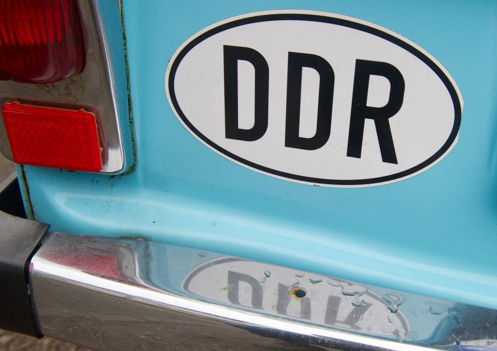 Trabant mit DDR-Aufkleber als Nationalitätenkennzeichen.