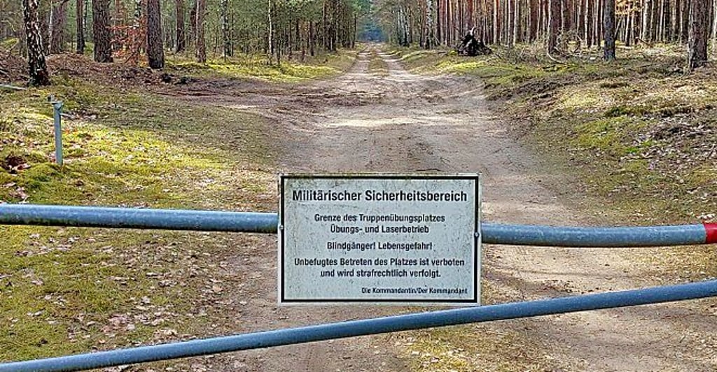 Der Jägerstieg ist ein Wanderweg direkt durch militärisch genutztes Gebiet und eine direkte Verbindung zwischen Colbitz und Neuenhofe.