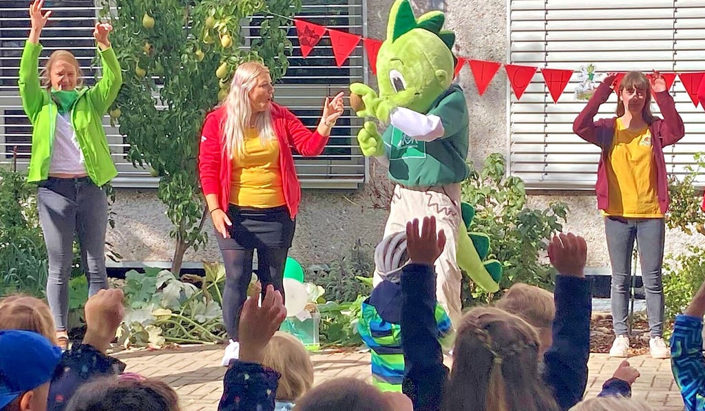 Die Kita „Sonnenkäfer“ in Querfurt nimmt am AOK-Gesundheitsförderungsprogramm „JolinchenKids – Fit und gesund in der Kita“ teil. Beim Projektstart war der grüne Drache Jolinchen mit vor Ort, der die Kinder durch das Projekt begleitet.