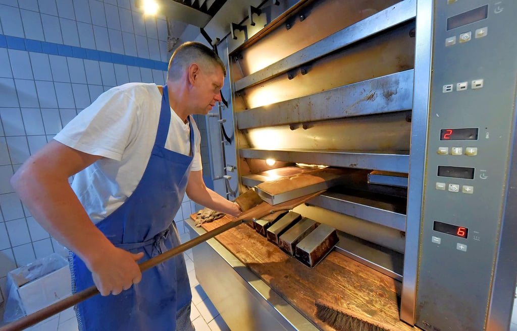 Sven Kattner von der Bäckerei Träger in Frose an seinem Ofen.