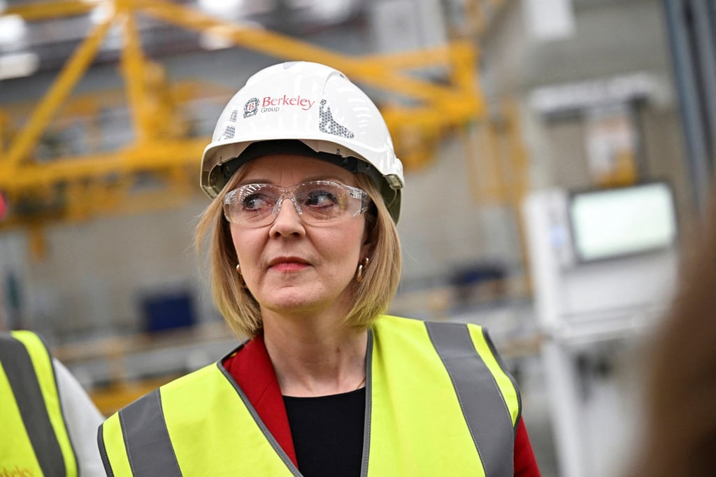 Die britische Premierministerin Liz Truss besucht den Fertighaushersteller Berkeley Modular.
