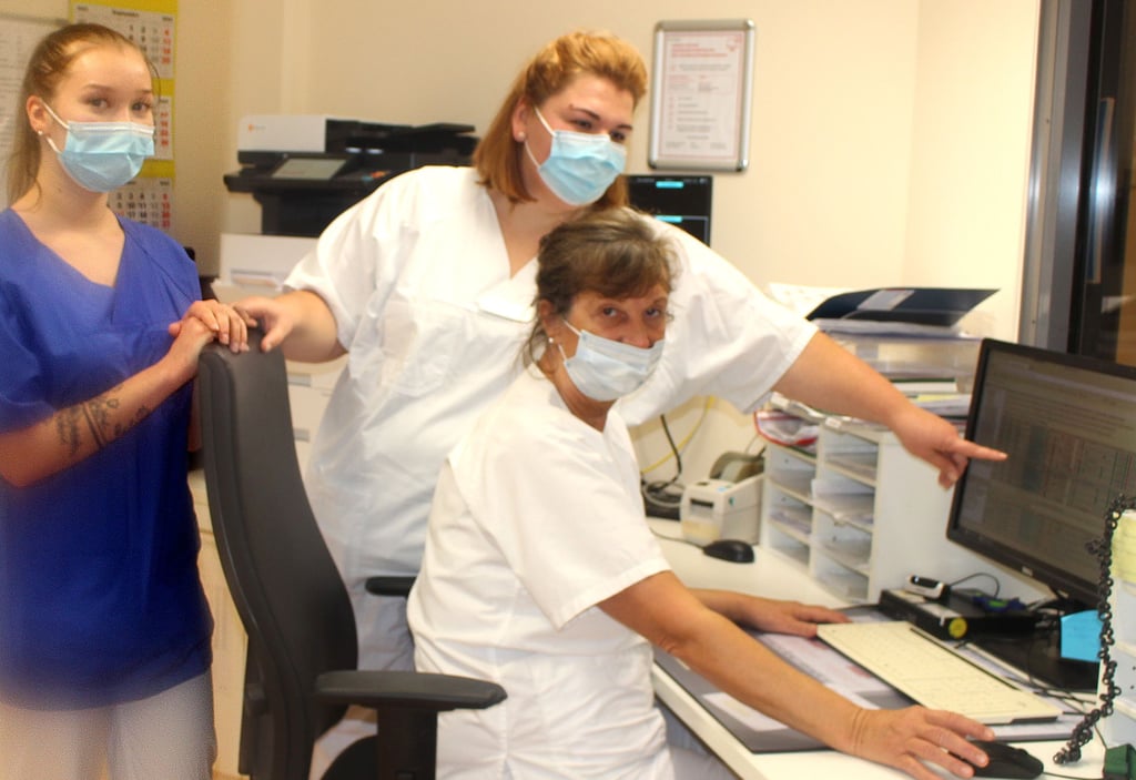 Neben der Arbeit direkt an den Patienten kommen die Krankenschwestern heute nicht mehr um die Computerarbeit herum. Davon können Barbara Kripp, Laura Meier und Josephine Kripp ein Lied singen.