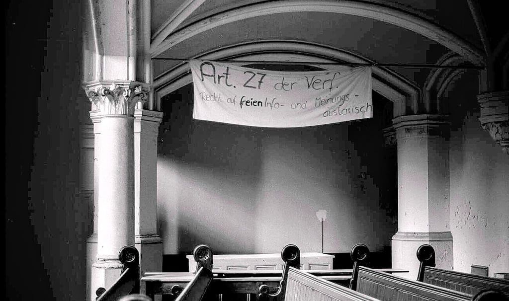 Ein Transparent, das im April 1988 in der Berliner Zionskirche von der Friedensbewegung gestaltet und präsentiert wurde, verweist auf den Artikel 27 der Verfassung: das Recht auf freien Informations- und Meinungsaustausch.