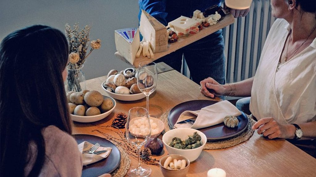 Schweizer Käsefondue, Schweizer Raclette oder Käseplatte.