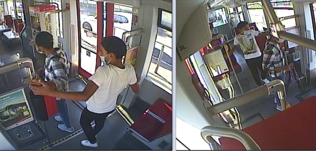 Mit diesen Aufnahmen aus einer Überwachungskamera in einer Tram sucht die Polizei nach den Tätern.