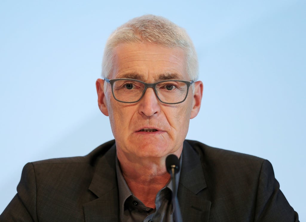 Lutz Michael Fröhlich, Sportlicher Leiter Elite-Schiedsrichter, sitzt bei einem Workshop auf dem Podium.