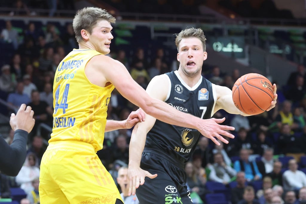 Lukas Meisner (r) von den Hamburg Towers kämpft gegen Albas Ben Lammers.