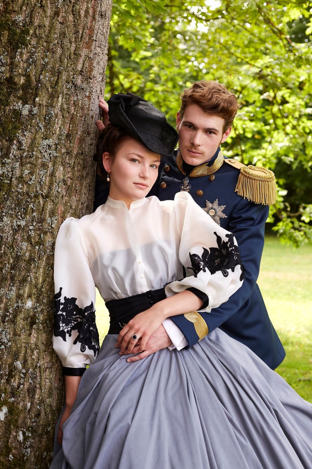 Devrim Lingnau als Kaiserin Elisabeth und Philip Froissant als Franz Joseph in der Serie „Die Kaiserin“.