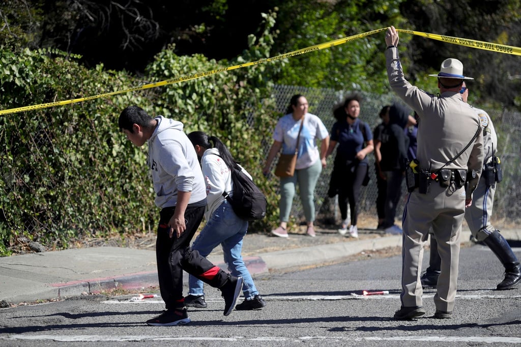 Nachdem Schüsse gefallen sind, verlassen Eltern und Schüler das Schulgelände im kalifornischen Oakland.