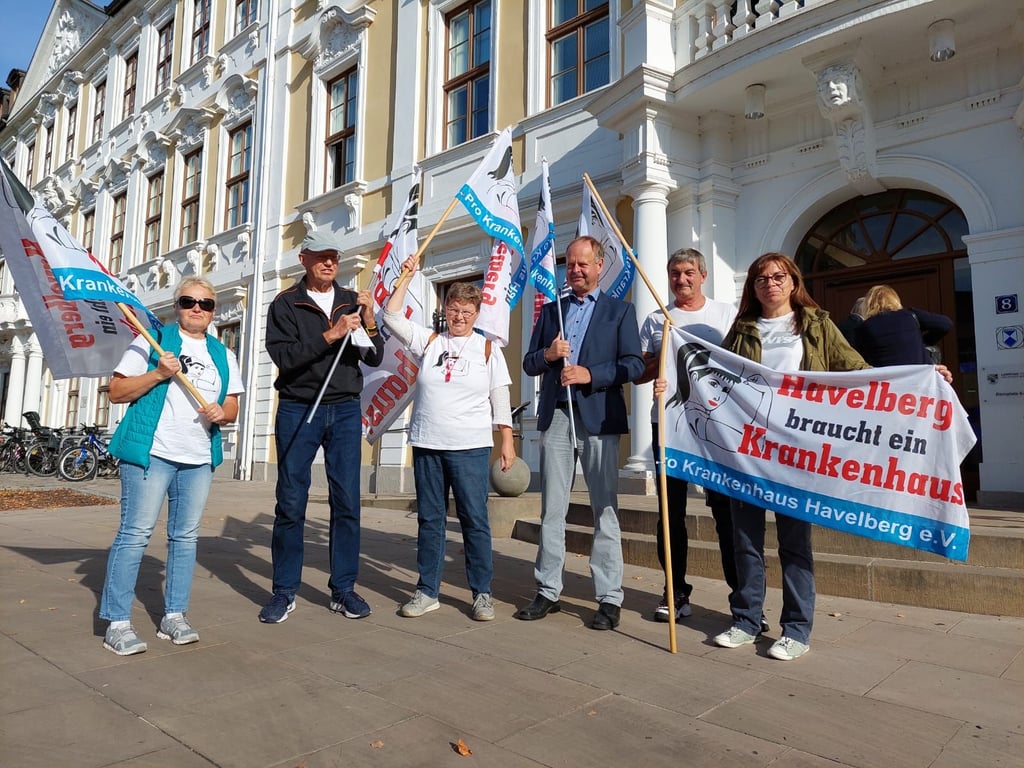 Demonstration des Vereins „Pro Krankenhaus“ vor dem Magdeburger Landtag: Der Verein kämpft seit zwei Jahren um die Wiedereröffnung des Krankenhauses in der Stadt. Obwohl die Gesundheitsversorgung nach Behördenangaben um Havelberg als gesichert gilt, kam es laut Verein immer wieder zu Fällen, in denen Patienten zu spät oder gar nicht geholfen wurde.