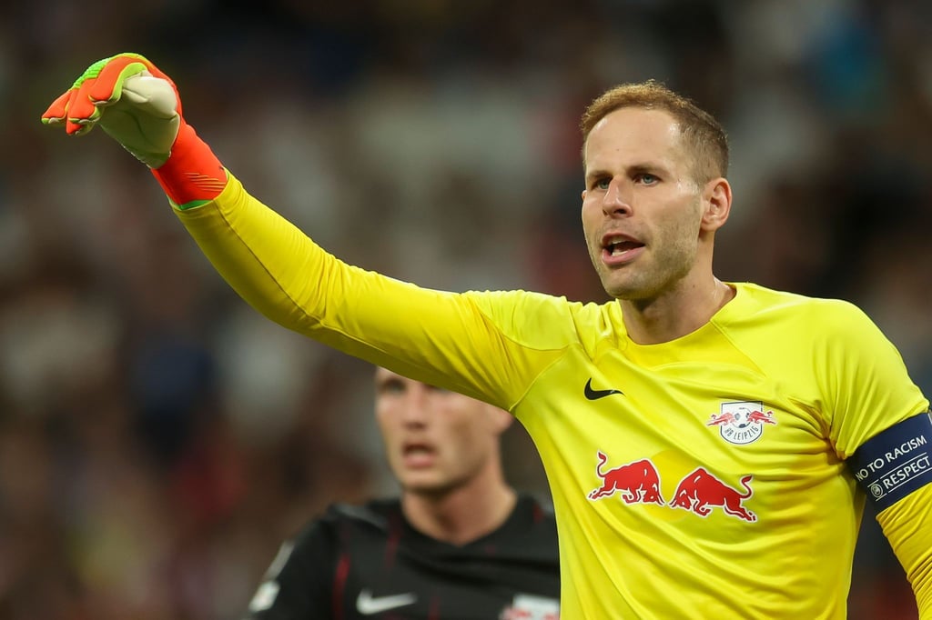 Leipzigs Torwart Peter Gulacsi gestikuliert.
