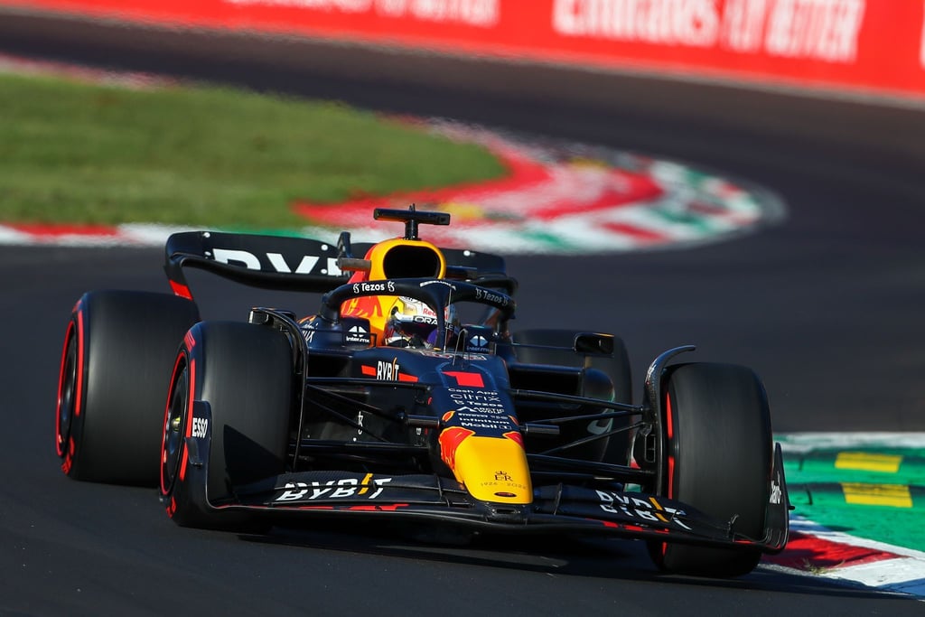 Der Niederländer Max Verstappen steuert den Red-Bull-Boliden auf der Rennstrecke.