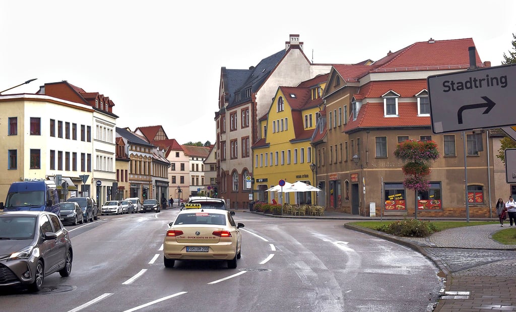 Statt nach rechts auf den Stadtring abzubiegen, fahren viele Autos am Plan geradeaus Richtung Markt und Freistraße.