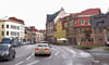  Statt nach rechts auf den Stadtring  abzubiegen, fahren viele Autos am Plan geradeaus Richtung Markt und Freistraße.