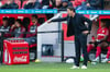 Leverkusens Trainer Gerardo Seoane versucht an der Seitenlinie auf seine Spieler einzuwirken.
