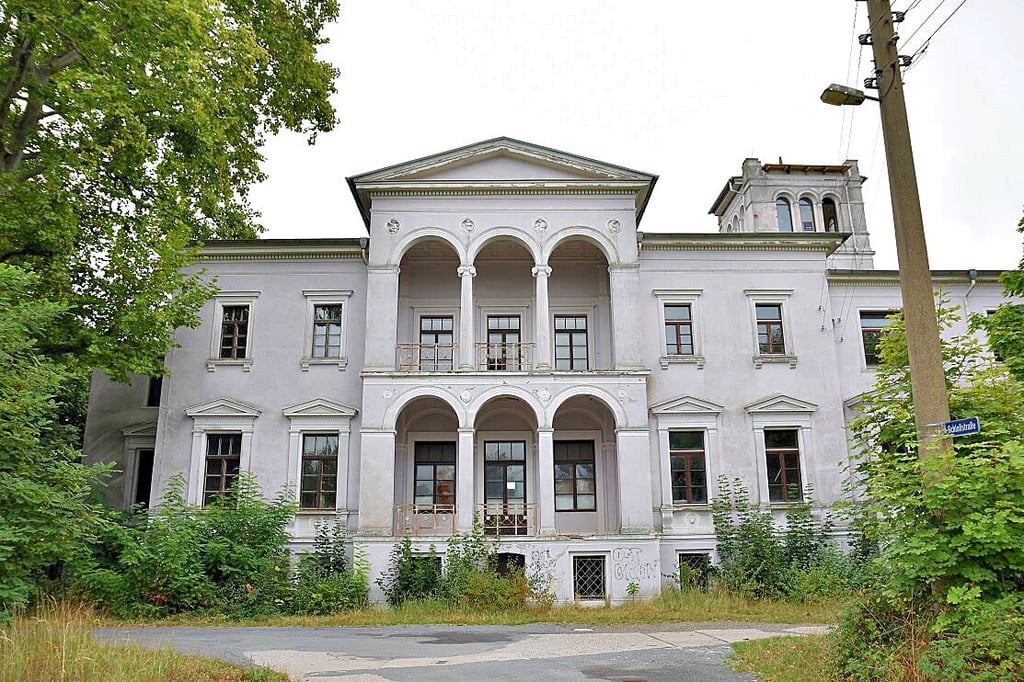 Das schlossähnliche Gutshaus in Magdeburg-Randau steht seit Jahren leer und verfällt. Die Stadt steht in Kontakt mit der Eigentümerin.