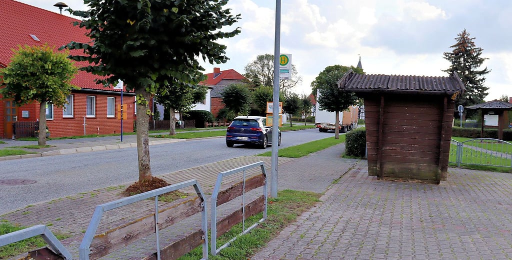 Wegen des hohen Verkehrsaufkommens und der Tempo-Verstöße sorgen sich Wenzer Eltern um die Sicherheit ihrer Kinder an der Bushaltestelle.